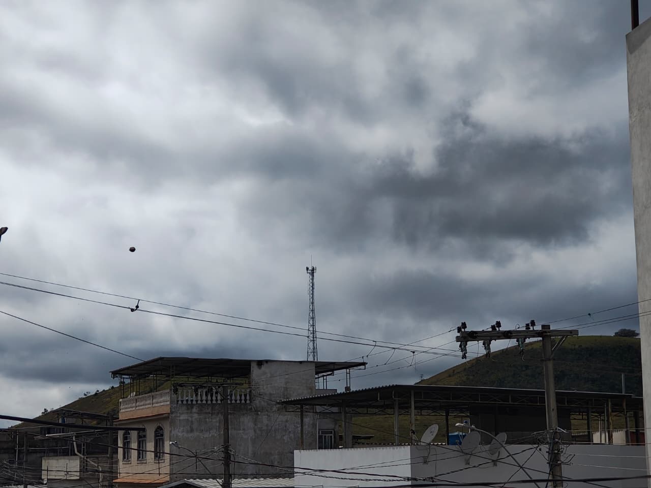 Avanço de frente fria traz instabilidade e semana tem previsão de chuva e queda de temperaturas em Santos Dumont